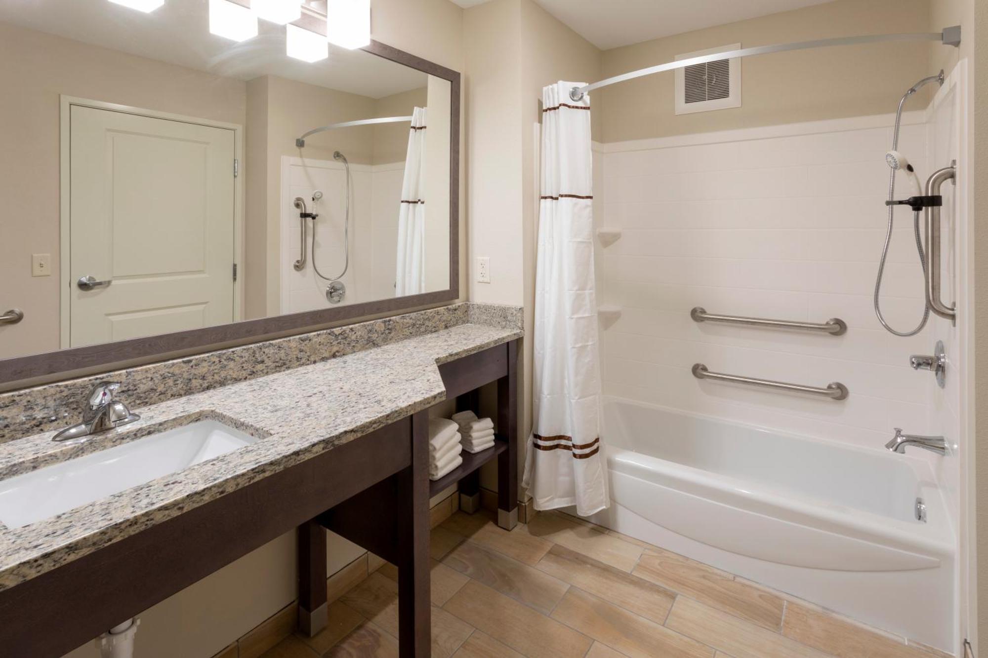 Grandstay Hotel & Suites Rock Valley الغرفة الصورة